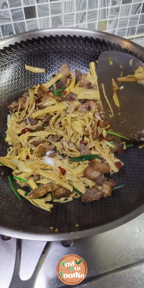 Stir-fried bacon with dried bamboo shoots