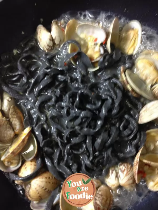 Garlic spicy clam spaghetti Black Pearl noodles (Black Pearl noodles, one of the clam Series) [traditional spaghetti] fresh taste