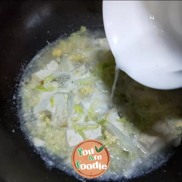 Bean curd, egg and cabbage soup