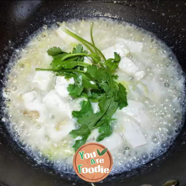 Bean curd, egg and cabbage soup