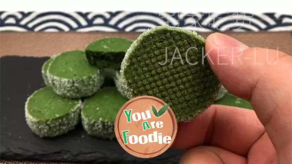 Matcha Sabre cookies, crispy on the outside and soft on the inside, blend milk and tea flavors, making people intoxicated.