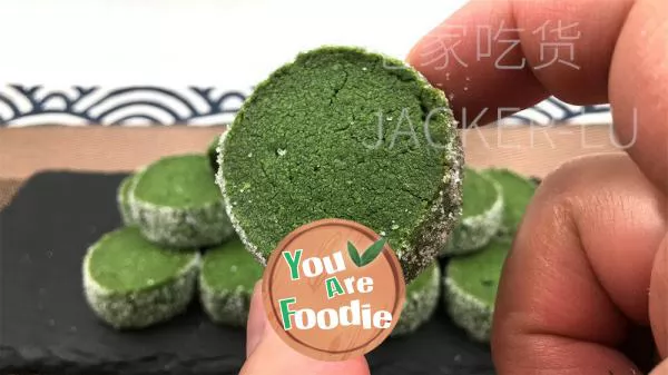 Matcha Sabre cookies, crispy on the outside and soft on the inside, blend milk and tea flavors, making people intoxicated.