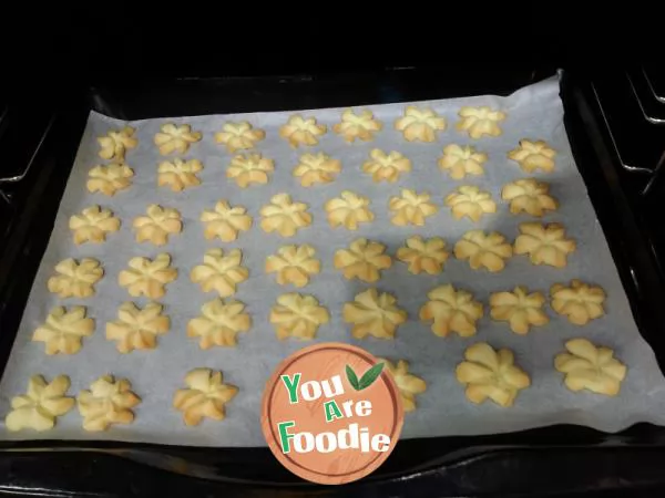 Chrysanthemum butter cookies