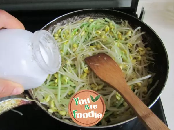 Silver sprouts with chopped pepper