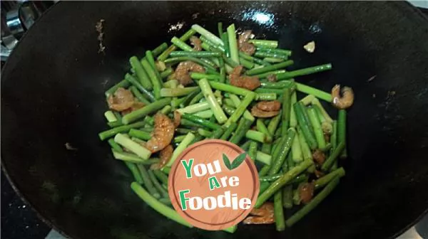 Fried garlic with shrimp