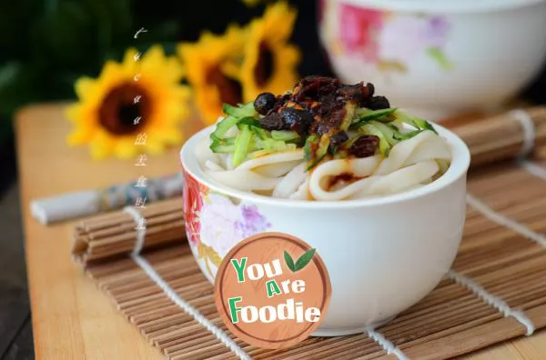 Noodles with black bean and beef sauce