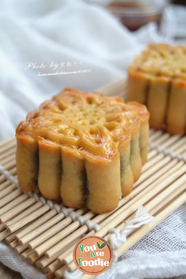 Cantonese-red-bean-sand-moon-cake