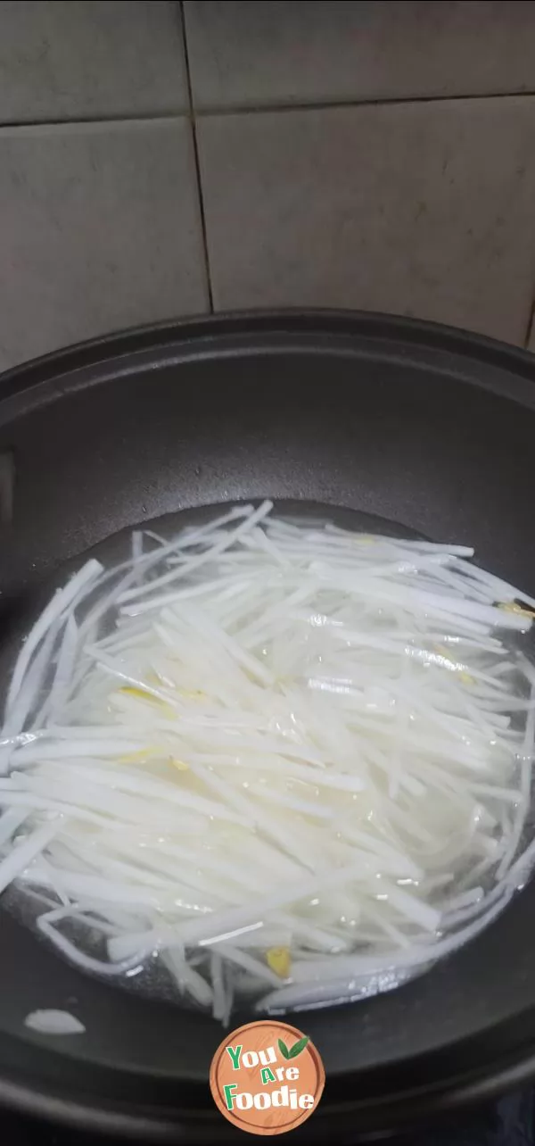 Shrimp and shredded radish soup