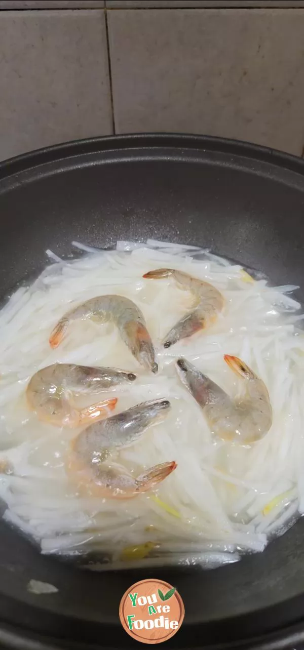 Shrimp and shredded radish soup