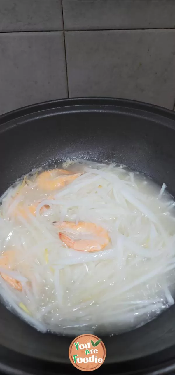 Shrimp and shredded radish soup