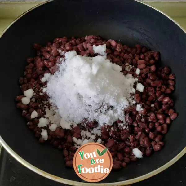 Bean dumplings with sticky corn flour