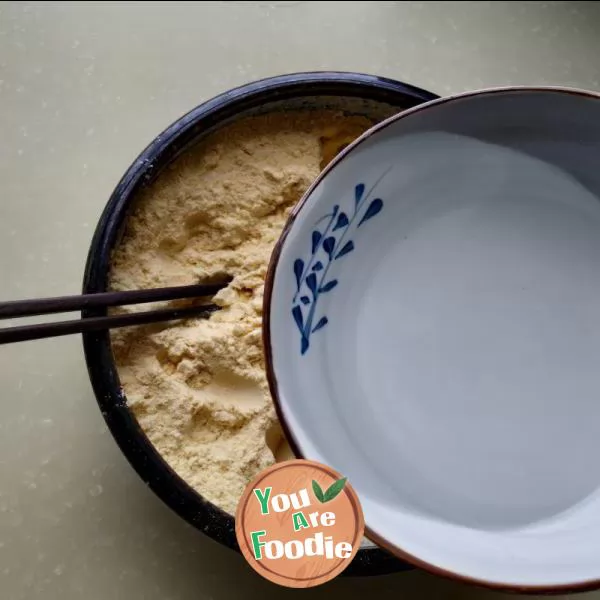 Bean dumplings with sticky corn flour