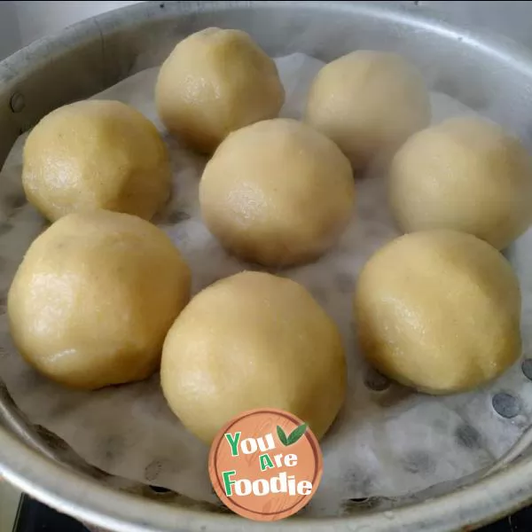 Bean dumplings with sticky corn flour