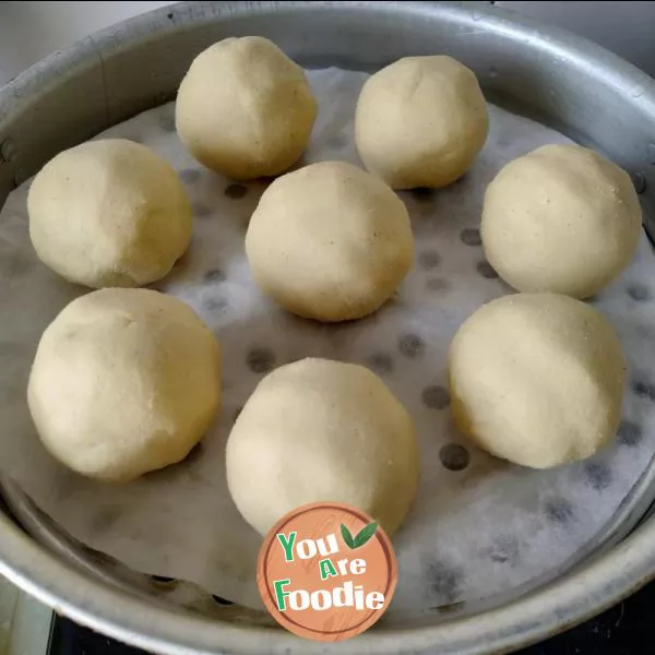 Bean dumplings with sticky corn flour