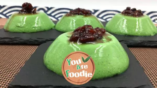 Matcha-red-bean-pudding,-tender-and-smooth-Matcha-milk-jelly,-with-sweet-red-beans,-fresh-and-healing