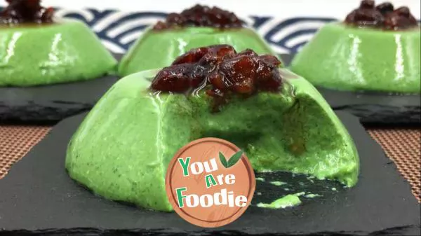 Matcha red bean pudding, tender and smooth Matcha milk jelly, with sweet red beans, fresh and healing.