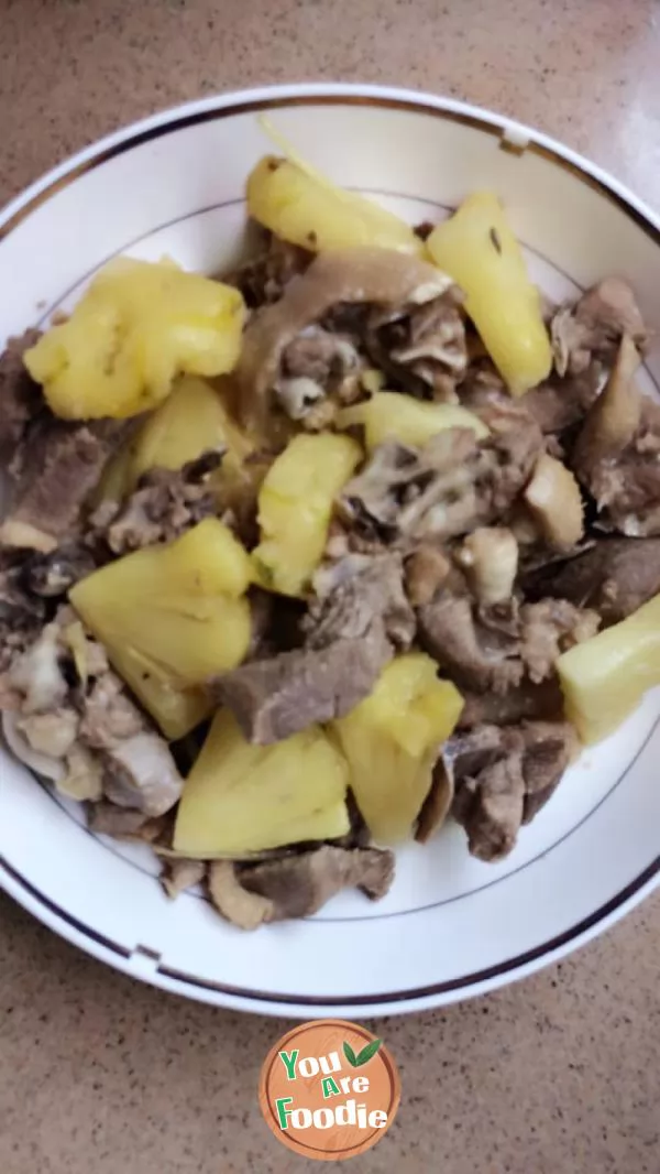 Sweet and sour pineapple duck meat