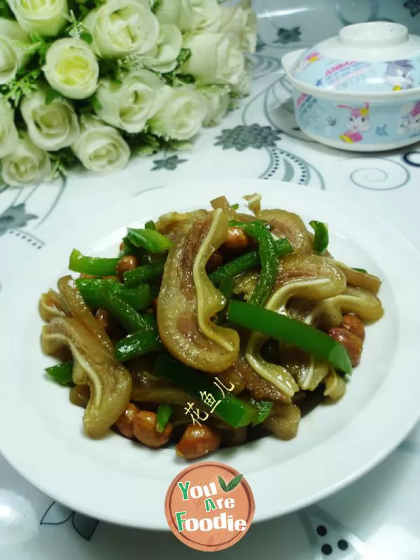 Fried pig ears with peanuts and pepper