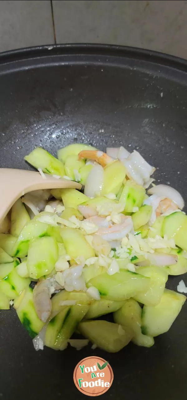 Fried shrimps with cucumber