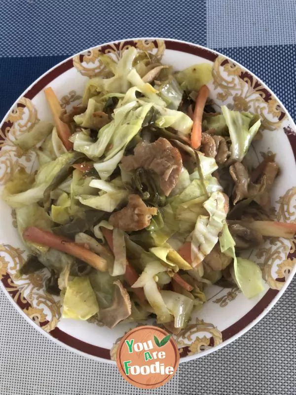 Fried cabbage with green pepper and fat intestines