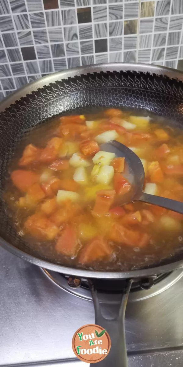 Potato, tomato and beef soup