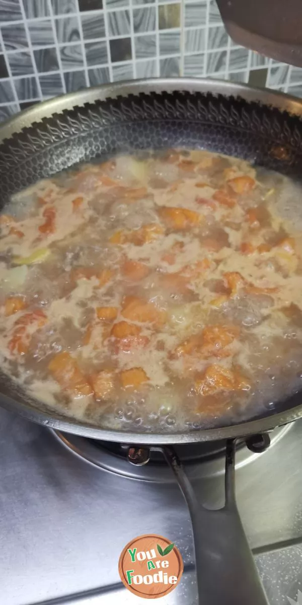 Potato, tomato and beef soup