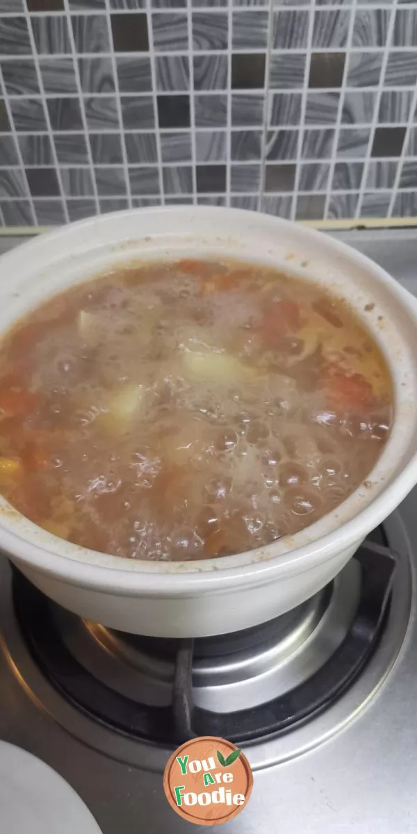 Potato, tomato and beef soup