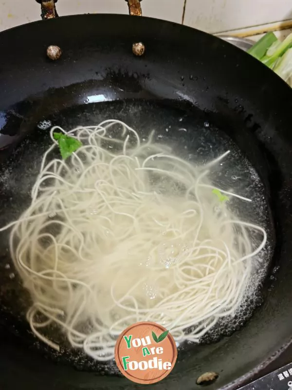 Noodles with lettuce