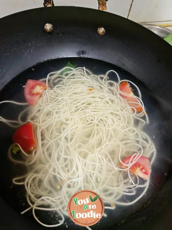 Noodles with lettuce