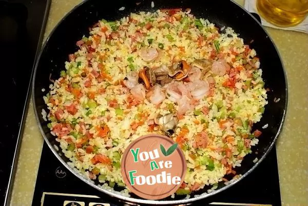 Fried rice with seafood and eggs