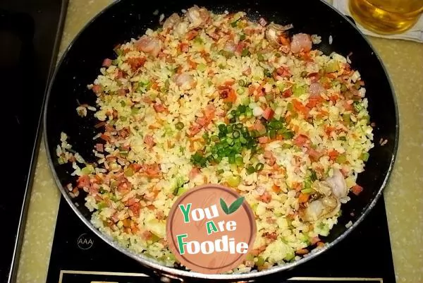 Fried rice with seafood and eggs