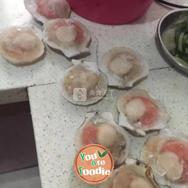 Steamed scallops with minced garlic