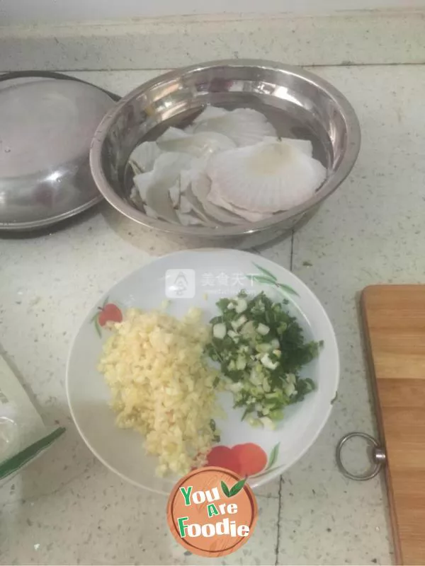 Steamed scallops with minced garlic