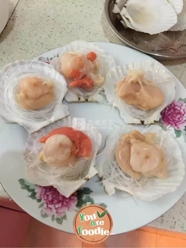 Steamed scallops with minced garlic