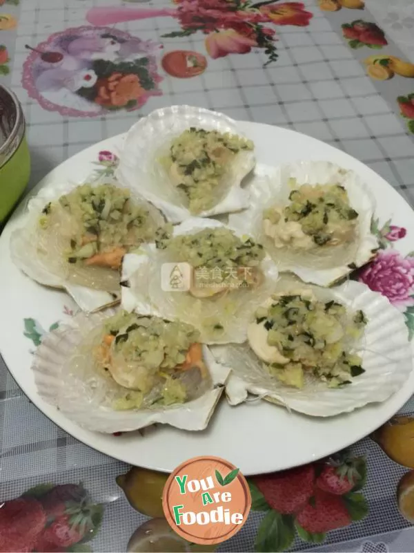 Steamed scallops with minced garlic