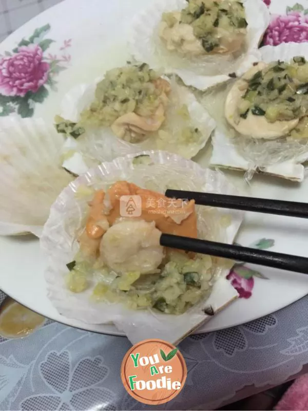 Steamed scallops with minced garlic