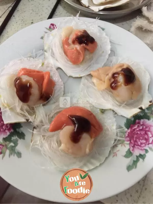 Steamed scallops with minced garlic