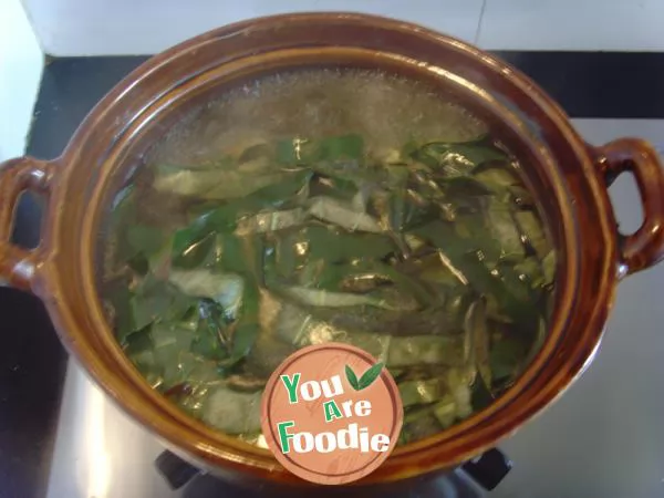 Refreshing health preserving porridge in summer [lotus leaf and lotus seed porridge]