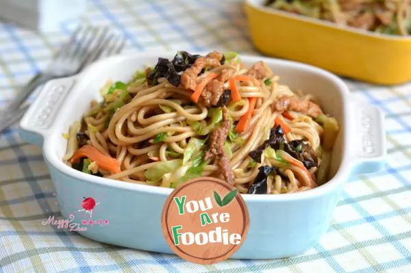 Fried-noodles-with-shredded-pork-and-cabbage