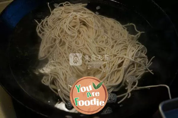 Fried noodles with shredded pork and cabbage