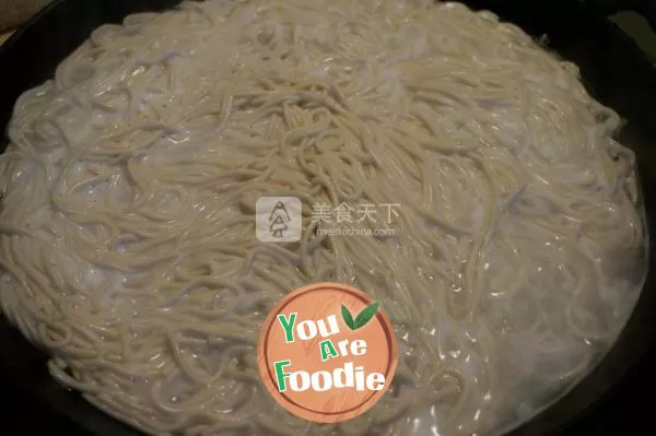 Fried noodles with shredded pork and cabbage