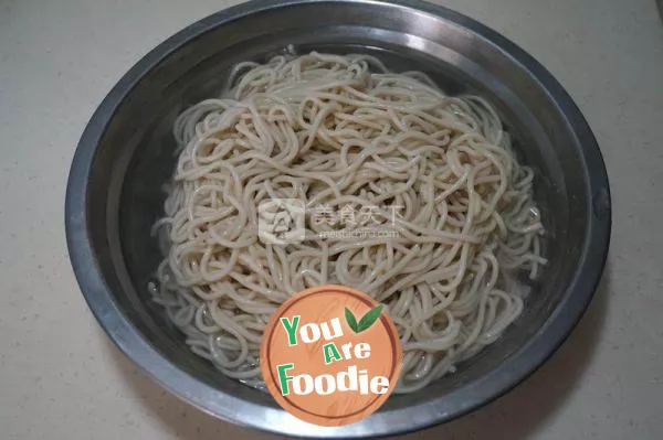 Fried noodles with shredded pork and cabbage