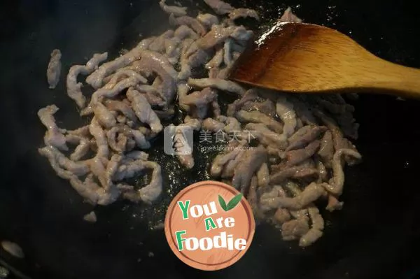 Fried noodles with shredded pork and cabbage