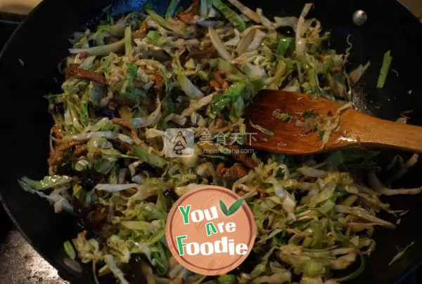 Fried noodles with shredded pork and cabbage