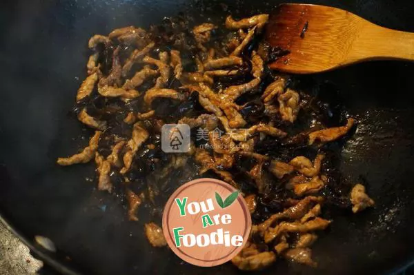 Fried noodles with shredded pork and cabbage