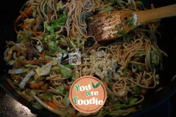 Fried noodles with shredded pork and cabbage