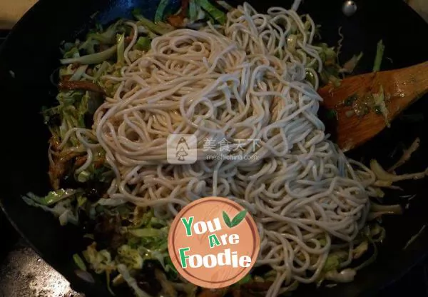 Fried noodles with shredded pork and cabbage