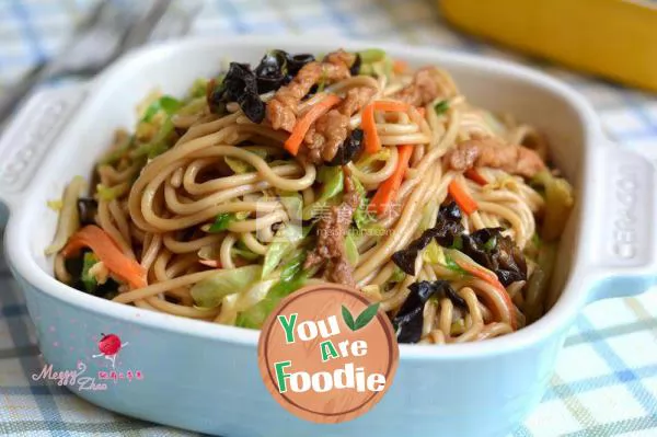 Fried noodles with shredded pork and cabbage