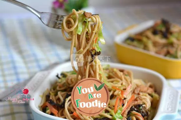 Fried noodles with shredded pork and cabbage