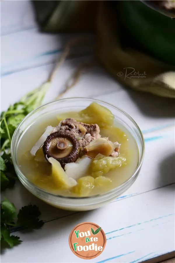 [stewed-bone-soup-with-bitter-gourd-and-mushroom]